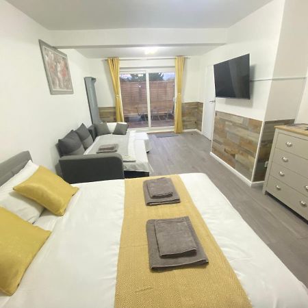 Gatwick Studio Хорли Экстерьер фото